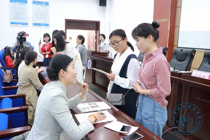 企业高层正在向学生解答疑惑