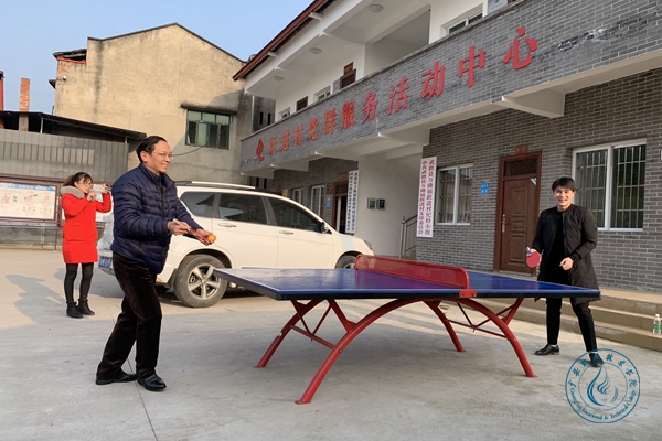 王甫茂与伟德驻村第一书记王紫元打乒乓球