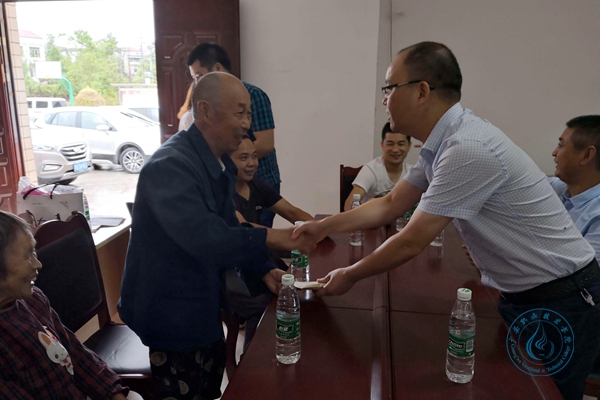 周长洪的父亲接受爱心捐款